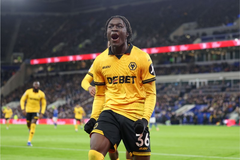 Mane đang chơi cực hay trong màu áo Wolves