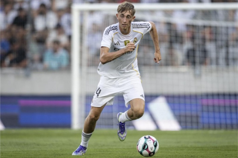 Dean Huijsen đang chịu áp lực lớn từ NHM