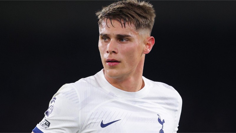 MU cân nhắc chiêu mộ Van de Ven