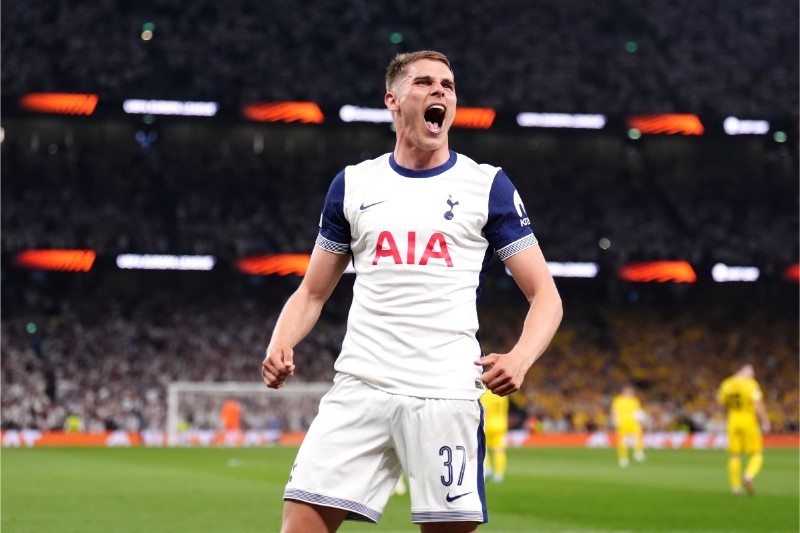 MU muốn mua Micky van de Ven thay thế Martinez