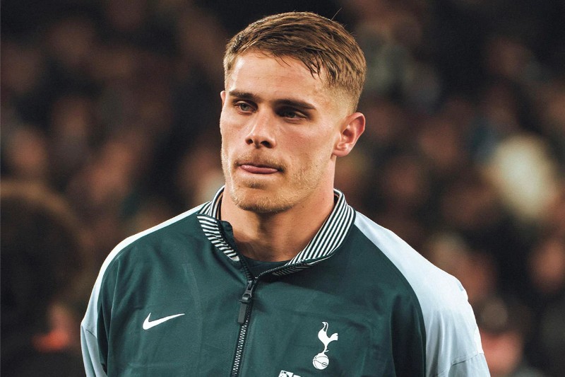 Tottenham không chấp nhận bán rẻ Van de Ven